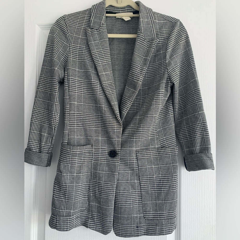 H&M size 4 checkered bock and white blazer
